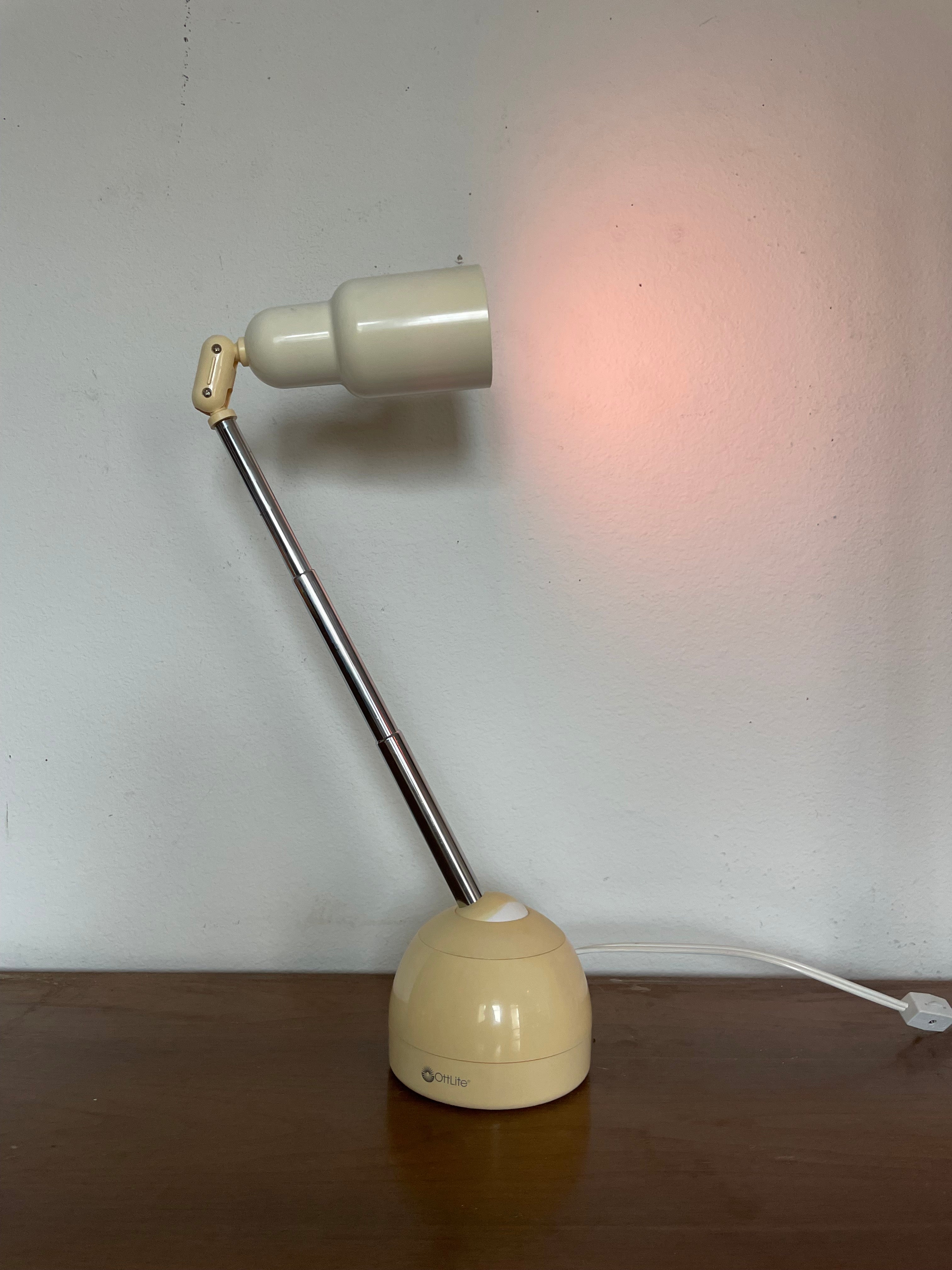 ottlite space age extendable table lamp