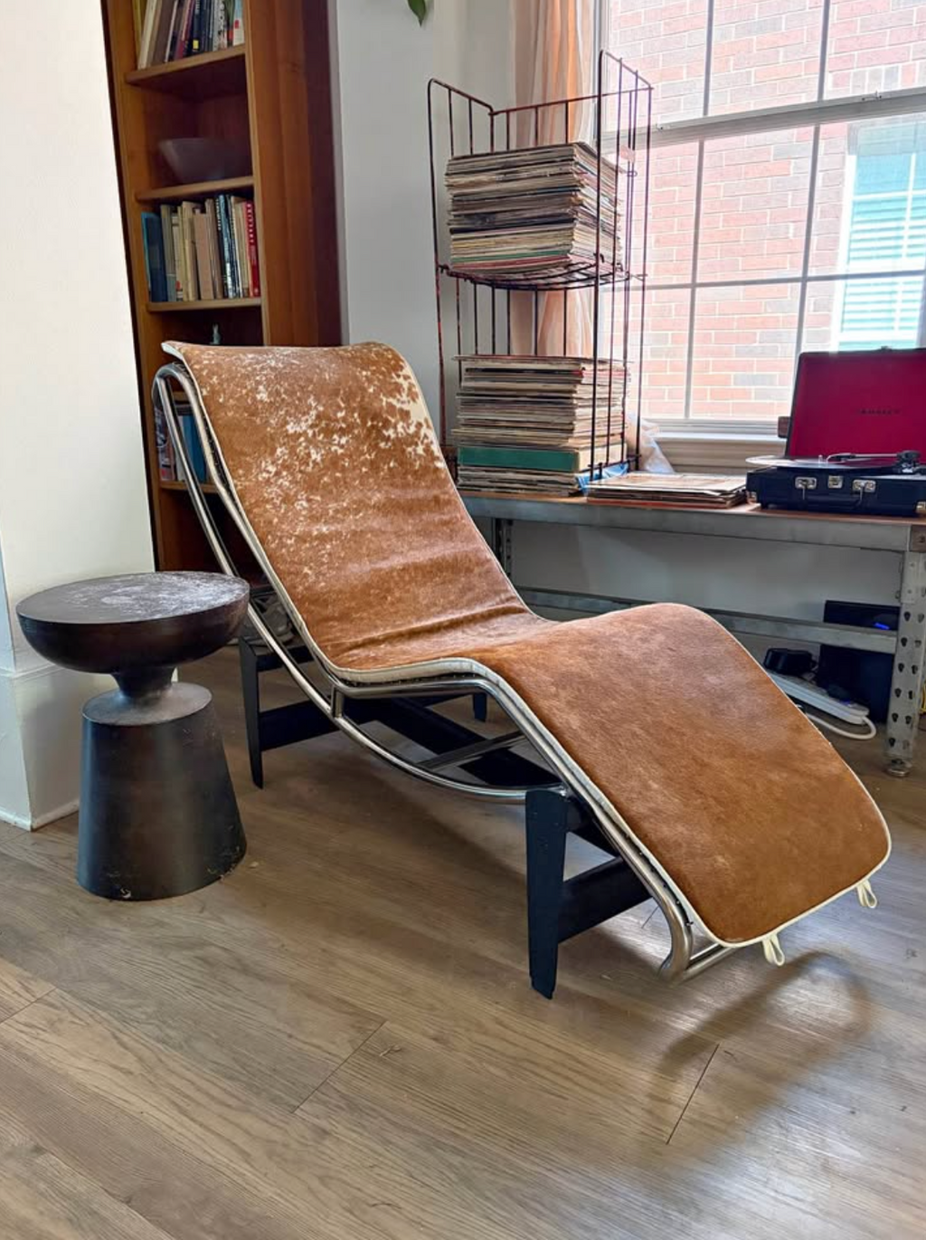 Iconic LC4 Chaise Lounge – Le Corbusier Style Reproduction (Cowhide Upholstery)