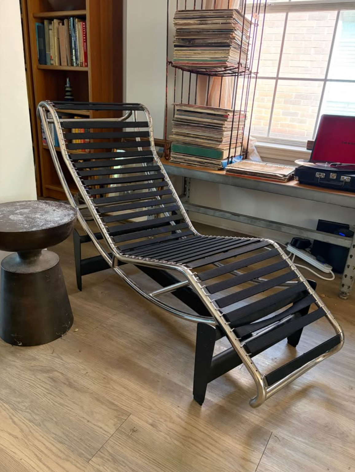 Iconic LC4 Chaise Lounge – Le Corbusier Style Reproduction (Cowhide Upholstery)