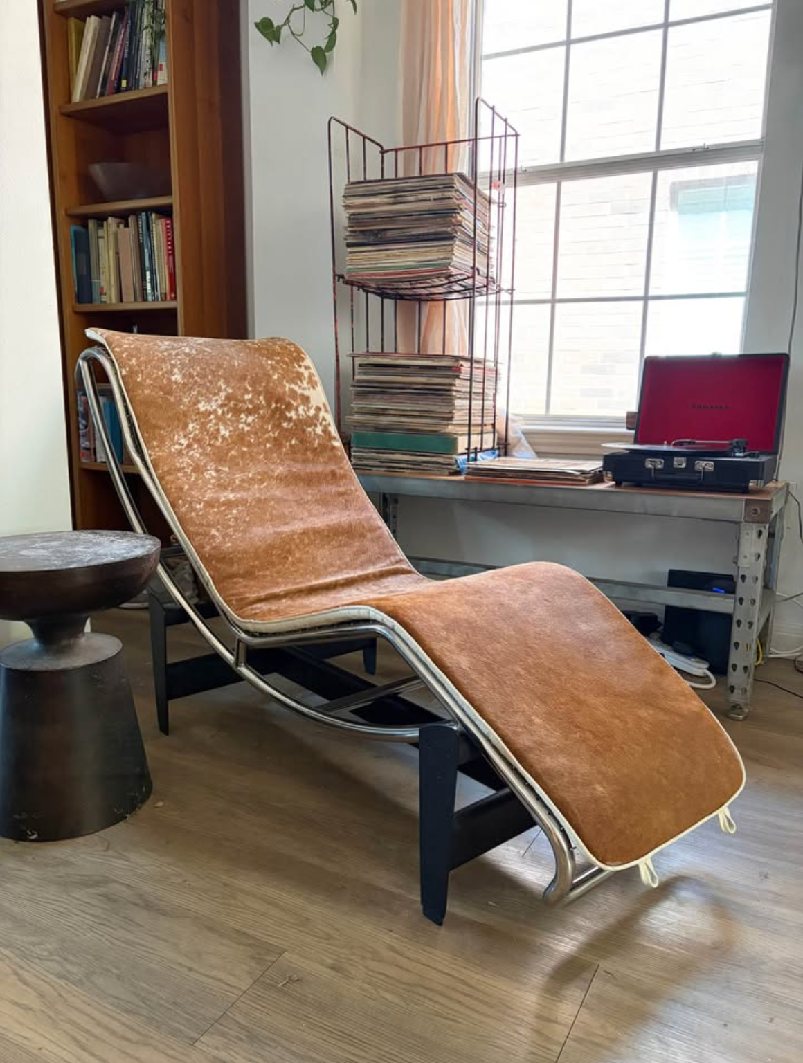 Iconic LC4 Chaise Lounge – Le Corbusier Style Reproduction (Cowhide Upholstery)