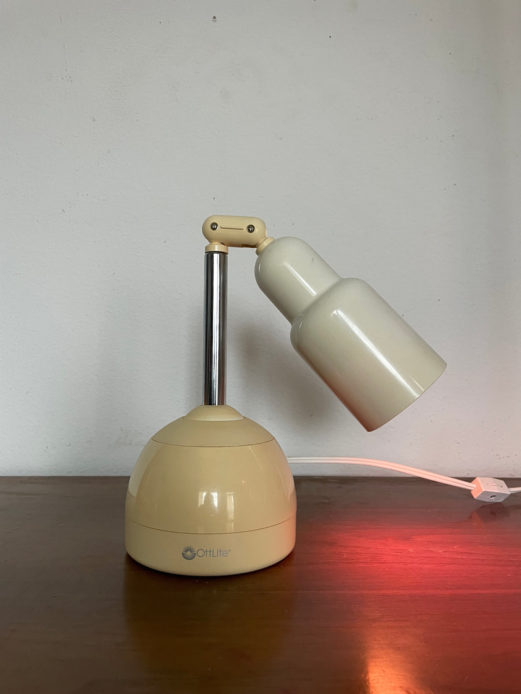 ottlite space age extendable table lamp