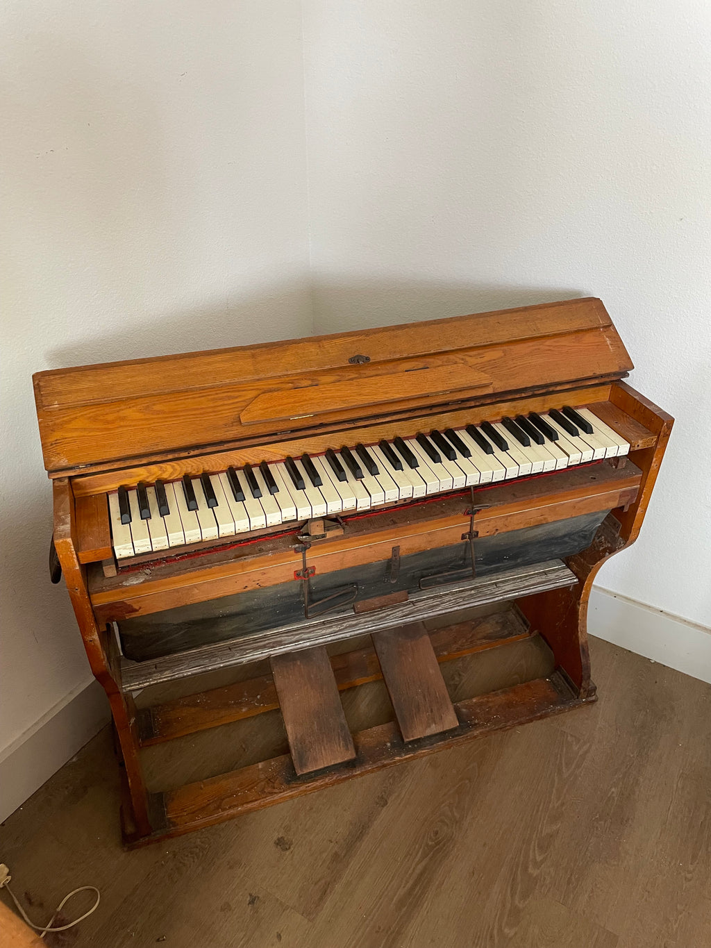 antique field organ